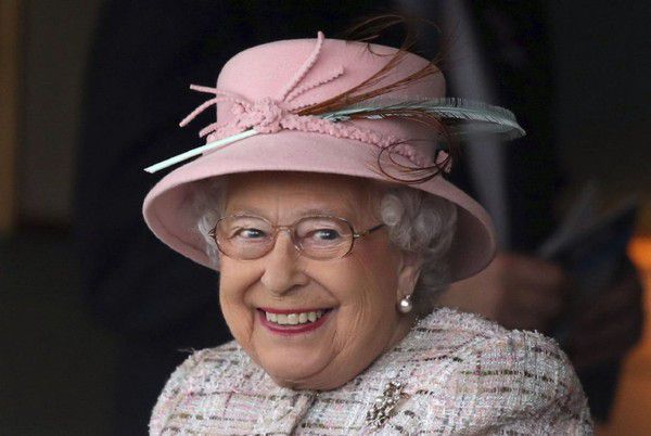 6 дивних звичок королеви Єлизавети II. Ймовірно, у кожного з нас є свої «таргани» в голові, які і роблять нас унікальними та не схожими на інших людей. Одні звички викликають у оточуючих посмішку, тоді як інші можуть здатися відверто дивними.