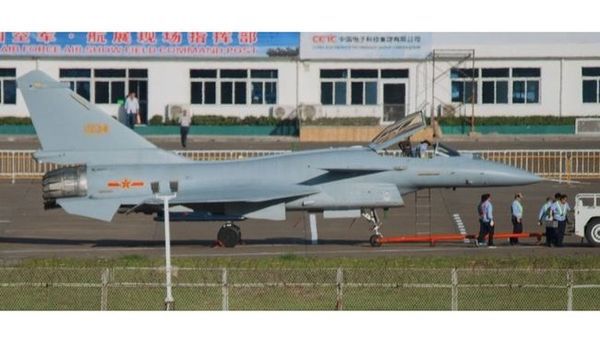 Китайці створили винищувач J-10 з двигуном з керуванням векторної тяги. J-10 - один з основних літаків-винищувачів ВПС Китаю.