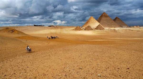 Вчені знайшли пандус, за допомогою якого єгиптяни будували піраміди. В одному з кар'єрів неподалік від Луксора виявлені сліди пандуса, який, цілком ймовірно, використовувався в давнину для підняття великих кам'яних блоків.