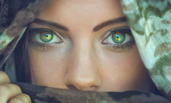 Люди з яким кольором очей мають можливість краще бачити в темряві?. Хто ж є власником самих чутливих очей?