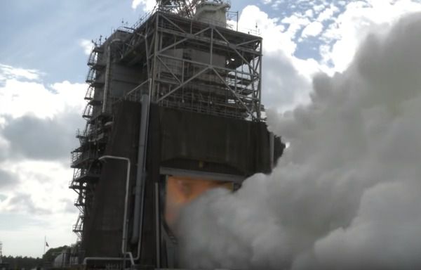 НАСА показала роботу потужного ракетного двигуна. Вражаюче.