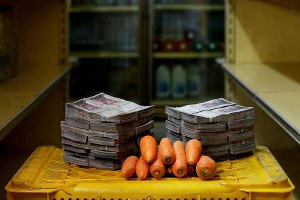 Фотограф з Венесуели показав наслідки інфляції, поклавши поруч продукти і суму грошей, яку вони коштують. Венесуела вже кілька років переживає найсильнішу економічну кризу. З-за неї країну охопила гіперінфляція, яка до кінця року може скласти 1 000 000%.