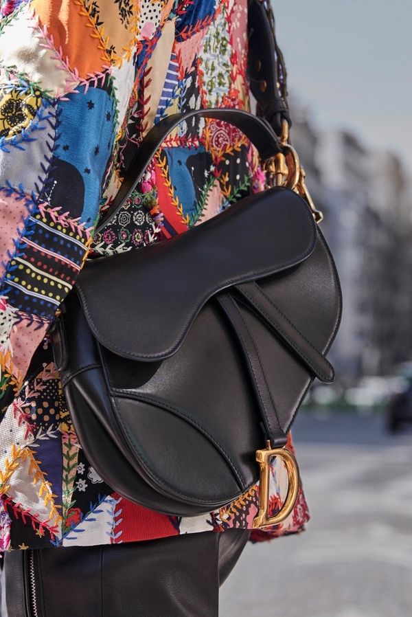 Найпопулярніший аксесуар 2018: сумка Dior Saddle. Авторитетний сайт про моду The Lyst днями визначив найбільш затребуваний аксесуар другої половини 2018 року.