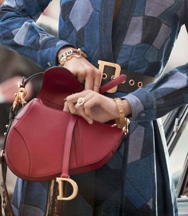 Найпопулярніший аксесуар 2018: сумка Dior Saddle. Авторитетний сайт про моду The Lyst днями визначив найбільш затребуваний аксесуар другої половини 2018 року.