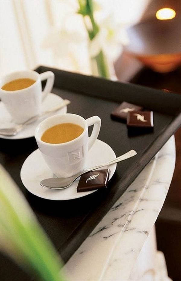 Кава, і з чим її п'ють у різних куточках світу. Подавати щось до кави чи ні, і якщо подавати, то що саме — залежить від прийнятого етикету і суті заходу, на якому гостям подають каву.