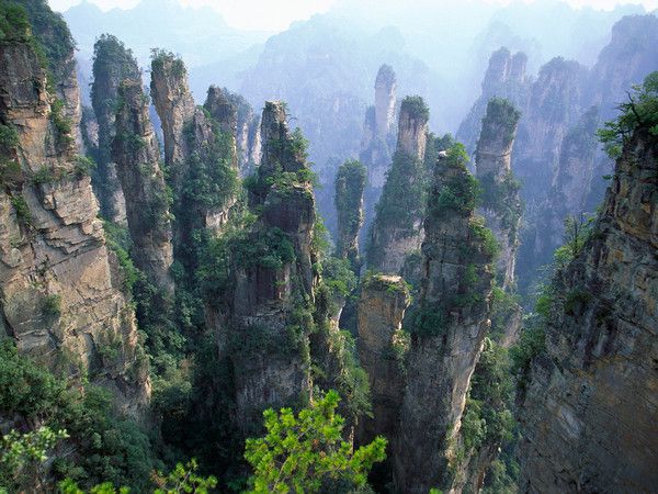 15 географічних чудес Китаю. Китай має високі гори, бурхливі річки, густі, зелені ліси, божественні ущелини, ревучі водоспади та багато інших унікальних місць, і зачаровує географічними особливостями.