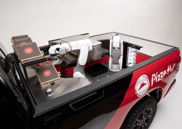 Водневий пікап Toyota Tundra переробили на мобільну піцерію. Фахівці японської компанії спільно з компанією Nachi Robotic Systems і ресторан Pizza Hut в США створили незвичайну версію пікапа Toyota Tundra.