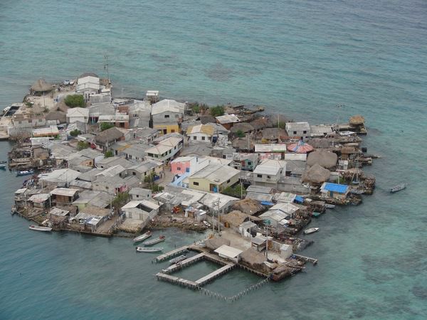 В Карибському морі є найменший та одночасно найбільш густонаселений острів у світі. На шматочку суші, в сотню разів меншому за будь-який район сучасного міста, живе 1200 чоловік, що робить колумбійський острів Санта-Крус дель Іслоте найбільш густонаселеним островом у світі.