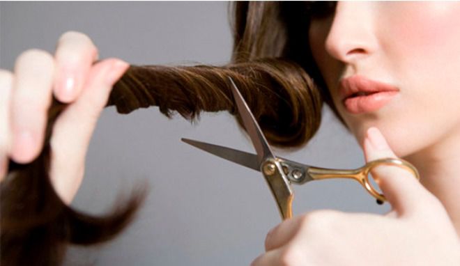 Як самостійно підстригти кінчики волосся: 3 простих способи. Як з'ясувалося, позбутися від небажаного волосся досить просто і перукарі пропонують 3 перевірених способи, коли самостійна стрижка виглядатиме не гірше тієї, яку можна зробити в салоні.
