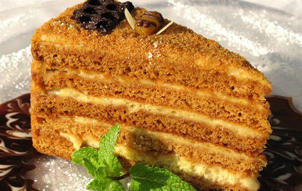 Ледачий медовик: один корж, ніякого розкачування тіста, дуже простий і швидкий крем. Цей торт можна спекти за лічені хвилини.