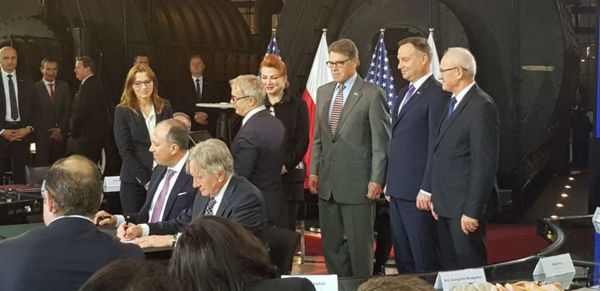 Польша підписала 24-річний контракт зі США на постачання 40 мільярдів кубів газу. Американський газ на 20-30% дешевше російського.