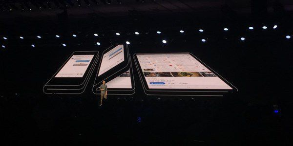 Конференція для розробників SDC 2018: компаія Samsung представила прототип смартфона з гнучким екраном. Як буде називатися цей смартфон, які характеристики він має, коли з'явиться у продажі і скільки коштуватиме — поки що невідомо.