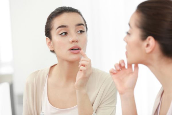 Застуда на губах: як і чим правильно лікувати. Ви здивуєтеся, але 90% всіх людей хоча б раз у житті страждали від застуди на губах. Після першої її появи ваше тіло може розвити антитіла, які призведуть до того, що більше ви ніколи не зіткнетеся з такою проблемою.
