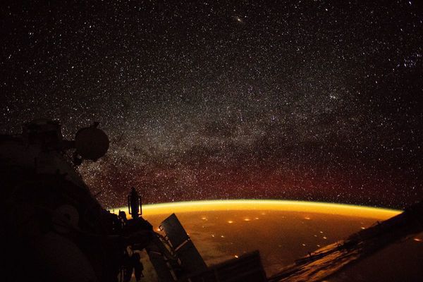У NASA показали дивне яскраве помаранчеве світіння над Землею. Цей феномен називають власним випромінюванням атмосфери.