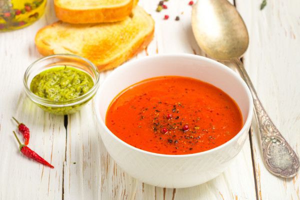 томатний крем-суп з базиліком і з сирною скоринкою