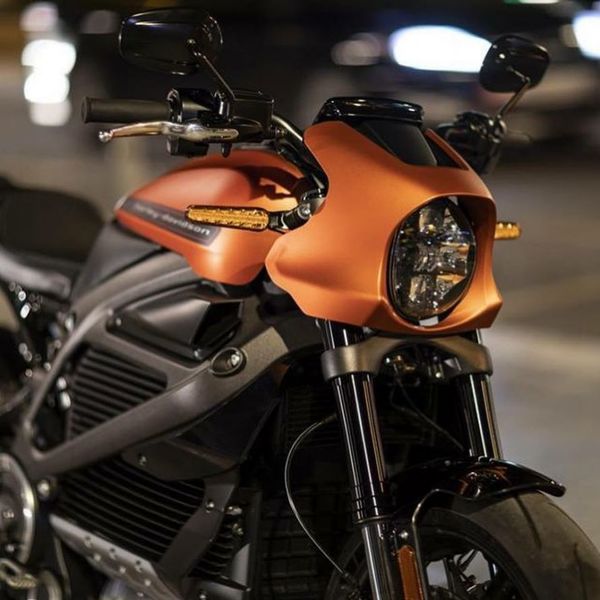 Harley-Davidson презентували перший електробайк. Зарядний пристрій дозволяє заряджати LiveWire через більшість стандартних побутових розеток.