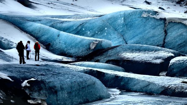 Унікальні місця: живий льодовик Ісландії. Коли сонячне світло розсіюється по поверхні льодовика, лід вкривається дивовижними картинами, створюючи ілюзію присутності на морській глибині.