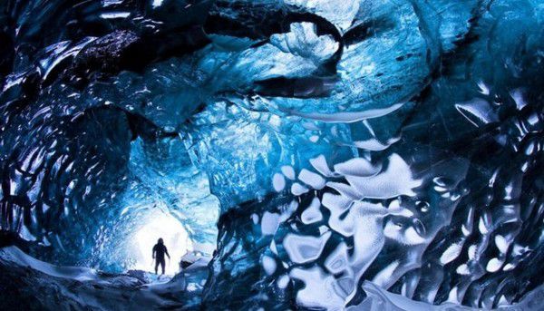 Унікальні місця: живий льодовик Ісландії. Коли сонячне світло розсіюється по поверхні льодовика, лід вкривається дивовижними картинами, створюючи ілюзію присутності на морській глибині.