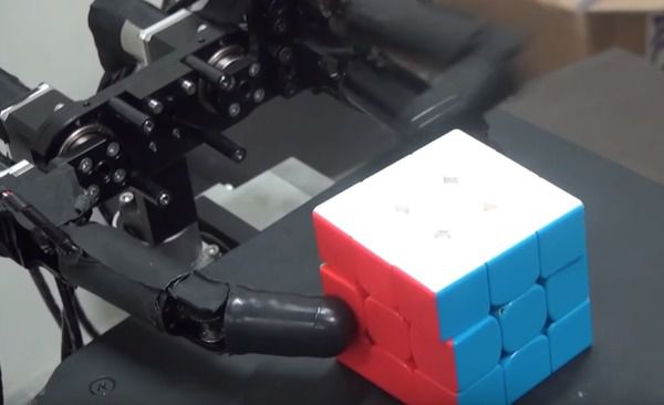 Робот з трьома пальцями навчився збирати кубик Рубік за 0,38 секунди. Завдяки використанню динамічних рухів інженерам вдалося досягти досить високої швидкості роботи робота.