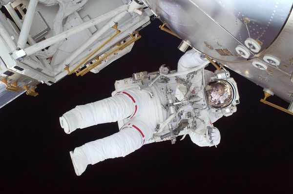 Колишній астронавт розповів про цікавий момент з життя в космосі. Відрижка в космосі — не найкраща ідея.