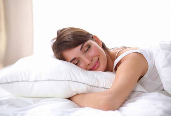 Виснови експертів: що буде, якщо спати без подушки. Є випадки, коли відсутність подушки позитивно впливає на здоров'я, а є випадки «зворотного» ефекту, тобто шкоди.