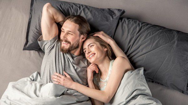 11 речей, які щасливі пари роблять перед сном. Міцні пари мають свої секрети, дізнайтеся які саме.