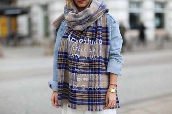 Як правильно і стильно носити шарф цього сезону: добірка фото. Носимо шарф, як зірки street style.