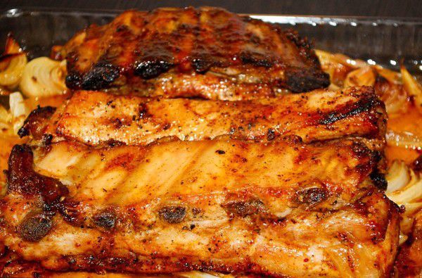 Свинячі ребра в духовці: смачний рецепт. Запечені в духовці свинячі реберця - дуже проста і в той же час дуже смачна страва, яку цінують мільйони гурманів в усьому світі.