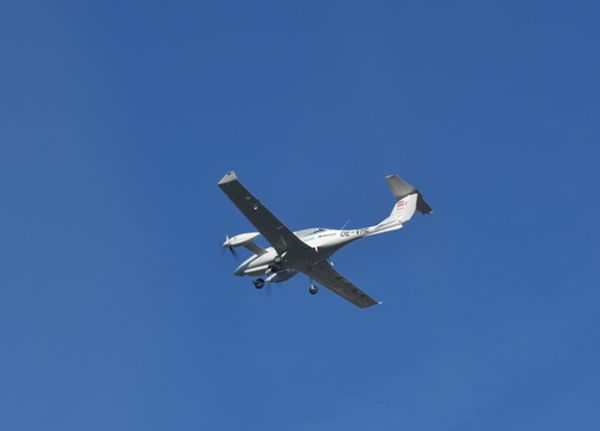 Diamond Aircraft випробували дводвигуновий гібридний літак. У повністю електричному режимі літак може перебувати в повітрі до півгодини.