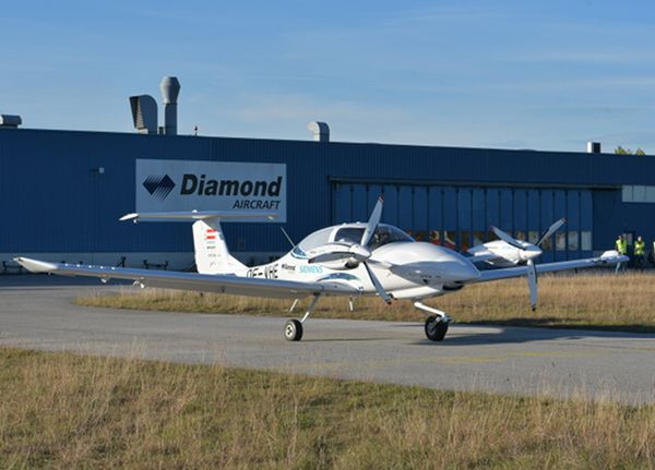 Diamond Aircraft випробували дводвигуновий гібридний літак. У повністю електричному режимі літак може перебувати в повітрі до півгодини.
