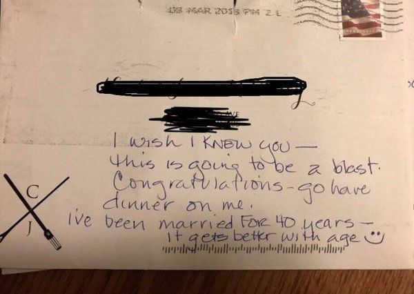 Молодята відправили запрошення на весілля за неправильною адресою. Через тиждень лист повернувся з написом на конверті, який дуже зворушив молодих людей.