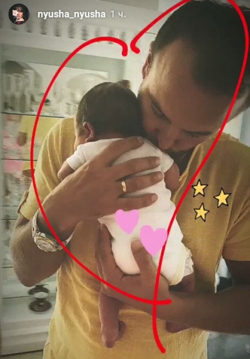 У мережі з'явилося зворушливе фото дочки Нюші. Співачка Нюша вперше показала новонароджену дочку через тиждень після пологів.