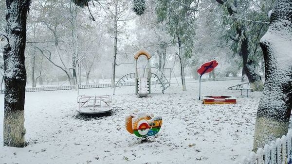 В деяких населених пунктах Криму вчора випав перший сніг. Крим засипало снігом.