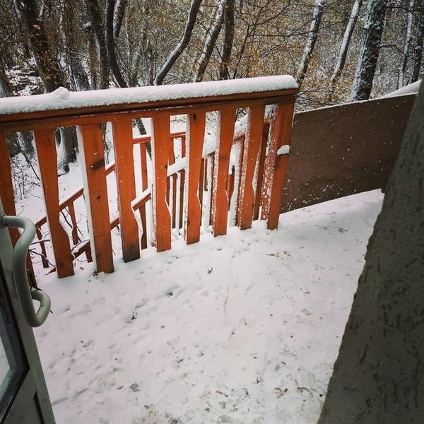 В деяких населених пунктах Криму вчора випав перший сніг. Крим засипало снігом.