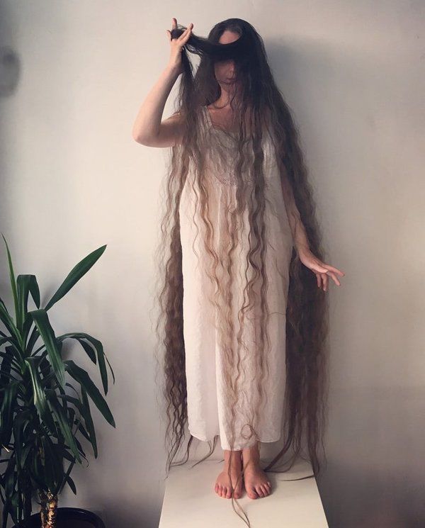 Рапунцель: британка відростила волосся завдовжки 2 метра. Але куди цікавіше той факт, що дівчина вже майже 20 років не миє своє волосся.