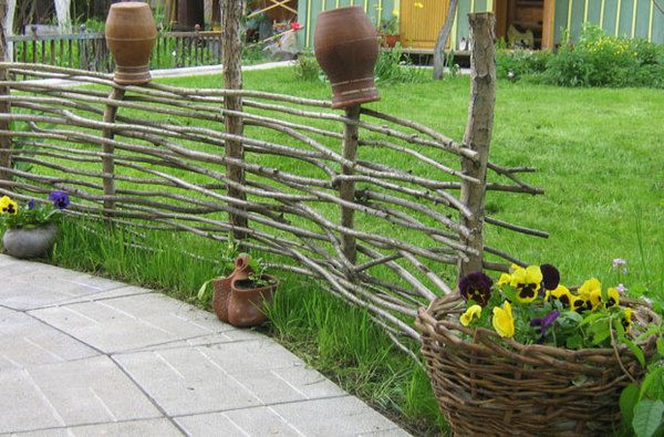 Як виготовити тин на дачі чи в садку: поради та ідеї. Найбільш часто для плетіння використовується вербова лоза.