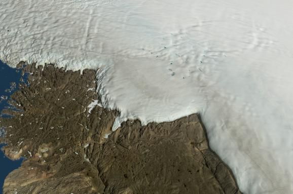 Гігантський 31-кілометровий кратер знайшли під кригою у Гренландії. Кратер міг утворитися менше 3 мільйонів років тому, вважають вчені.