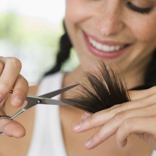 На скільки регулярно потрібно стригти волосся?. Основна складність у відрощуванні волосся, посічені кінчики, які потрібно лікувати і періодично відстригати.