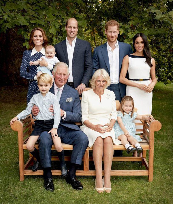 Ось чому Королеви Єлизавети ІІ немає на сімейному портреті з нагоди дня народження принца Чарльза. Три покоління королівської родини зображені на нових портретах.