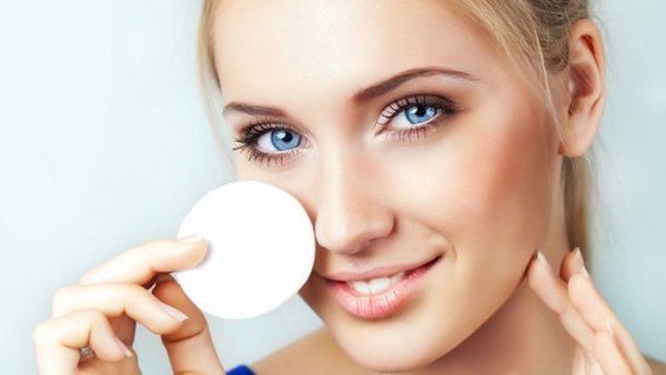 Азелаїнова кислота для догляду за шкірою обличчя. Антибактеріальні властивості азелаїнової кислоти допомагають запобігти засміченню пір.