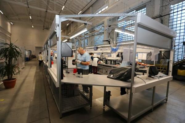 У Хмельницькому запустили виробництво проводки і кабелів для Volkswagen. На виробничому підприємстві працюють 130 осіб у дві зміни.