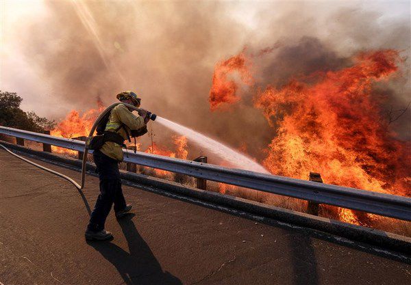 Масштабні пожежі у Каліфорнії: кількість жертв та зниклих безвісти зростає. Кількість зниклих безвісти сягнула 1 тисячі осіб, загиблих - 71.