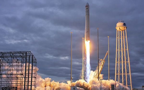 Ракета-носій Antares з вантажним кораблем Cygnus успішно стартував до МКС. Корабель Cygnus доставить на станцію більше трьох тонн вантажу, у тому числі три наносупутника.