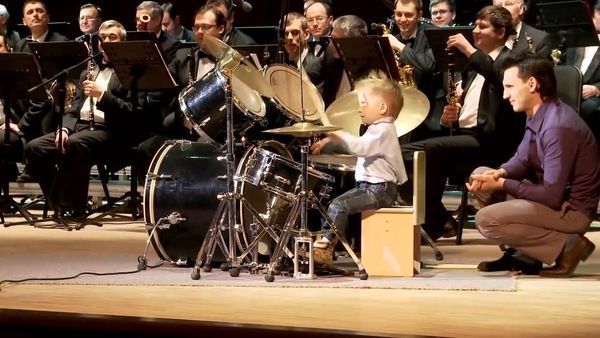 Маленький віртуоз: 4-річний барабанщик Льоня Шиловський підкорив всіх. Запальний виступ маленького барабанщика.