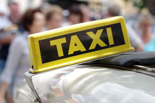 Таксист вісім годин намагався повернути гаманець пасажирці і розплакався. У Москві таксист з Киргизії прочекав пасажирку вісім годин, щоб повернути їй забутий гаманець.