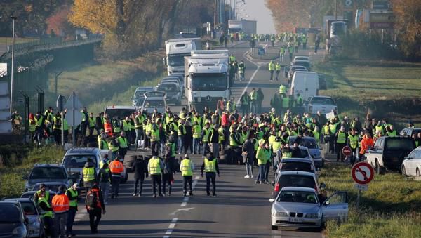 У Франції в результаті багаточисленних протестів затримано більше 100 людей, 229 постраждалих. У Франції під час протестів проти зростання цін на пальне постраждали більше 200 осіб. Про це повідомляє Le Figaro.