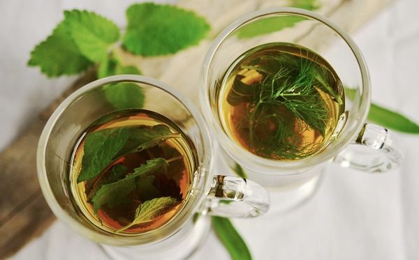 М'ятний чай для поліпшення здоров'я та самопочуття — за і проти. Трав'яні чаї або настої використовувались століттями як природні засоби для широкого спектру захворювань.