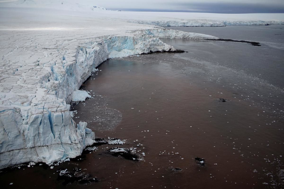 Радіоактивні камені змушують Антарктиду танути зсередини. Поблизу Південного Полюса планети вчені помітили, що величезна крижана брила просто зникла через загадкове тепло.