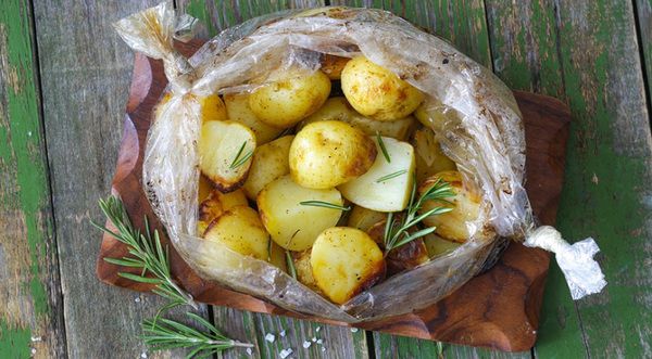 картопля запечена в рукаві з часником , перцем і запашними травами