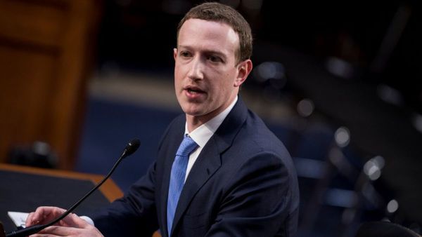 Топ-менеджери покидають Facebook через «нову» політику Цукерберга. Цукерберг наказав топ-менеджерам Facebook відмовитися від iPhone.